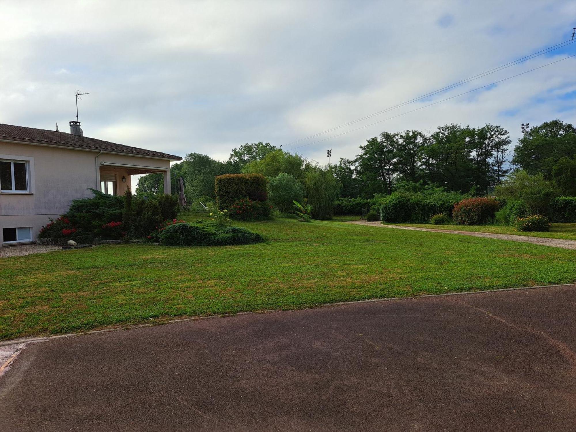 A La Source * Saint-Medard-de-Guizieres